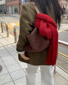 Gemütlicher einfarbiger Mohair-Schal kombiniert mit stilvollem Winteroutfit Damen warm.