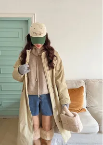 Stylish winter plush handbag for women, soft fuzzy quilted tote bag for daily fashion.