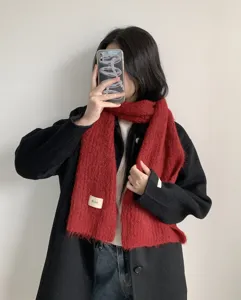 Gemütlicher roter Mohair Winterschal für Damen, weicher warmer Halsschal für kalte Tage.