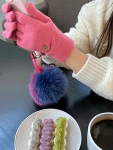 Guanti touchscreen in maglia rosa con dettaglio di ricamo orsetto caldi guanti invernali