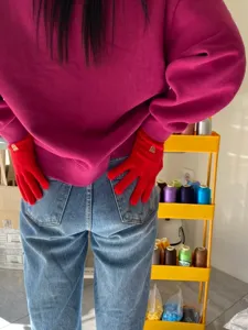 Vista dettagliata dei guanti a cinque dita in maglia ricamati con orsetto carino in rosso, inverno.