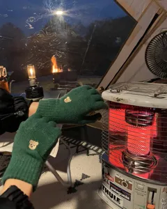 Vista dettagliata guanti di maglia verde con ricamo orso carino, inverno caldo termico.