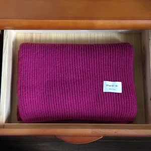 Winterwarmer dicker Strickschal Detailansicht, magenta Wolle Halstuch fuer Damen und Herren.