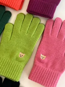 Guanti lavorati a maglia a cinque dita con ricamo di orsetto per inverno, caldi in lana touch.