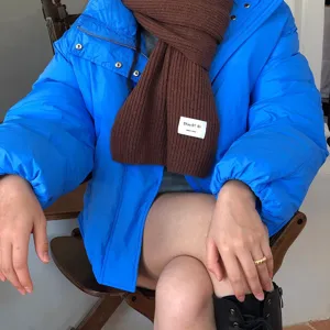 Gemütlicher brauner Winterschal für Damen, dicker warmer Strickschal für kalte Tage.