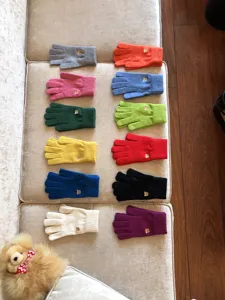 Guanti touch screen in maglia con ricamo di orsetto carino per inverno caldo coppie e studenti.