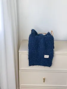 Detailansicht eines kuscheligen dunkelblauen Mohair-Schals, weiches Winter-Accessoire für Damen.