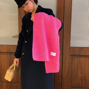 Winterwarmer rosa Strickschal für Damen, weicher dicker kuscheliger Wollschal für kalte Tage.
