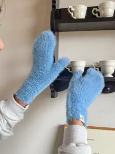 Flauschige winterwarme Plüschfäustlinge für Damen, dicke weiche Kuschelhandschuhe hellblau.