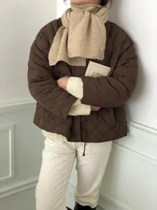 Gemütlicher Winter Wollschal Detailaufnahme, elegantes einfarbiges warmes Halstuch für Damen.