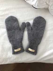 Mitones grises de lana 100% para invierno frío, diseño de punto sólido con ajuste diario cómodo.