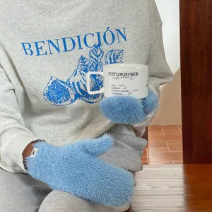 Nahaufnahme von winterlichen, warmen Plüschhandschuhen in Hellblau, weiche Textur und Gemütlichkeit.