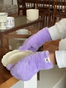 Gemütliche violette Plüsch-Winterhandschuhe Detailansicht, weiche und flauschige Textur.