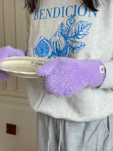 Gemütliche Plüsch-Winterhandschuhe in lebendigem Lila, weiche flauschige Fäustlinge für kalte Tage.