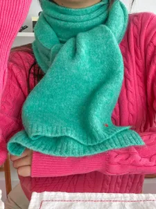 Detailansicht des grünen Winterschals aus Strick, kuschelwarm und weich für Damen und Herren.