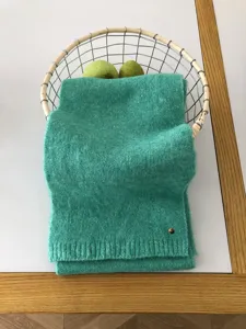 Gemütlicher einfarbiger Winter Strickschal Detail, warmer Wollstil Halstuch für Damen.