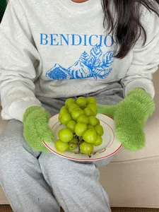 Grüne flauschige Plüsch-Winterwarmehandschuhe Detailansicht, kuschelige weiche Fäustlinge.