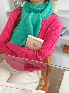Gemütlicher winterwarmer Strickschal in Grün für Damen, weicher Woll-Halswärmer Stil.