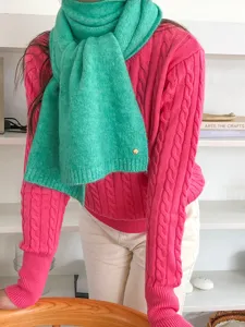 Grüner Strick Winterschal Detailansicht, weicher warmer einfarbiger Wollschal für Damen.