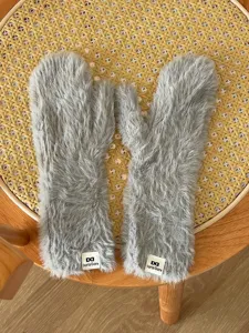 Graue flauschige Winterfäustlinge für Damen, weiche Plüschwarme Handschuhe, kuschelig kalt.