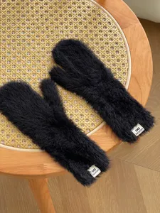 Winterwarme kuschelige Plueschhandschuhe in klassischem Schwarz, weich und warm fuer kalte Tage.
