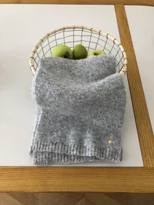 Detailansicht des kuscheligen grauen Wollschals für den Winter, weiches Strick-Halstuch.