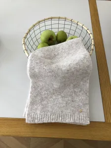 Detailansicht eines kuscheligen einfarbigen Strickschals im Winter, warm und weich.