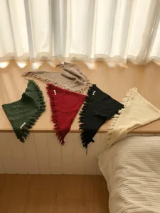 Πλεκτό τριγωνικό μαντήλι με κρόσια για γυναίκες, μονόχρωμο χειμωνιάτικο σάλι και ζεστό φουλάρι.