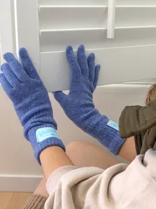 Gants d'hiver en tricot bleu confortable, parfaits pour le froid quotidien et un style élégant.
