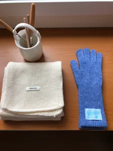 Ensemble de gants et écharpe d'hiver en laine unie, vue détaillée des accessoires chauds.