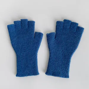 Nahaufnahme Detailansicht der blauen gestrickten fingerlosen Handschuhe aus warmer Wolle.