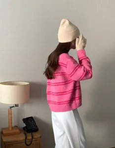 Détail de bonnet en tricot chaud d'hiver et gants montrant texture douce pour un look confortable.