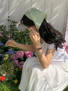 Detailansicht eines grünen Karo Dreiecktuchs, schickes Accessoire für den Sommer.