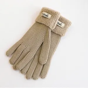 Gedetailleerd overzicht van warme gebreide winterhandschoenen met pluche boorden.