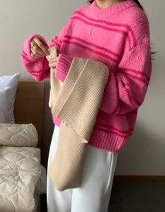 Doux pull d'hiver rayé rose avec ensemble d'écharpe beige, parfait pour un style décontracté.
