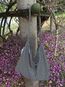 Schwarz-weiße geometrische Canvas-Tasche große Kapazität lässige Umhängetasche für Damen.