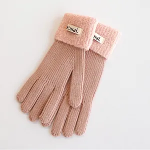 Gedetailleerd overzicht van roze winter gebreide dameshandschoenen met pluche manchetten.