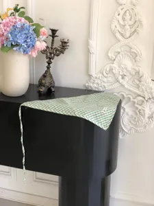 Grün-weiß kariertes Dreiecktuch im Detail, ländliches, schickes Stirnband für den Sommer.