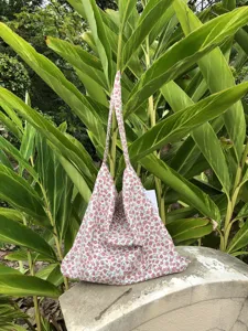 Detailansicht der japanischen Blumen-Leinwand-Tragetasche, lässige Schultertasche.