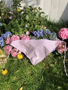 lila weisses karo muster dreieck tuch landhausstil blumen wiese haarband kopftuch