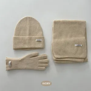 Ensemble d'hiver douillet bonnet écharpe et gants en couleur ivoire avec texture côtelée.