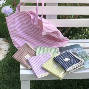 Japanischer Baumwolle Leinen quadratischer Schal Set mit süßem Karomuster für Damen im Sommer.