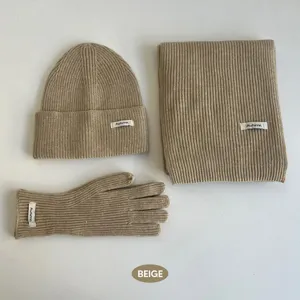 Ensemble bonnet écharpe et gants d'hiver en tricot beige pour hommes et femmes.