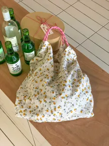 Koreanischer Stil Blumen Canvas Tragetasche mit rosa Kordelzug Griffen, lässige süße Handtasche.
