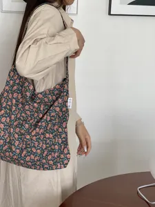 Detailansicht einer japanischen Blumen-Leinwand-Umhängetasche mit großem Fassungsvermögen.