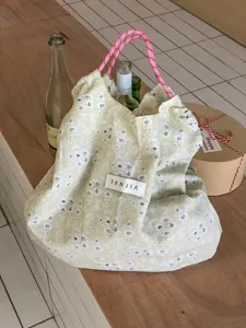 Schicke Blumenmuster Kordelzug Tasche, süße Picknick Handtasche für Damen und Studenten.