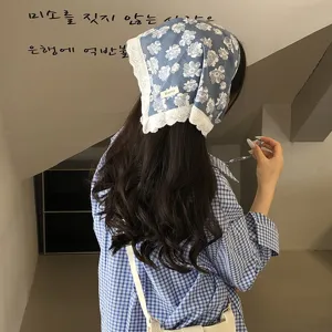 Blumen Dreiecktuch für Damen, vintage ländlicher Stil Baumwolle Bandana mit weißer Spitze.