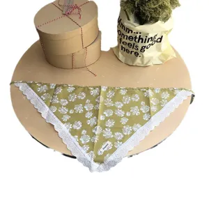 Vintage Blumen dreieckiges Kopftuch mit zarter weißer Spitzenborte, ländlicher Baumwollstil.