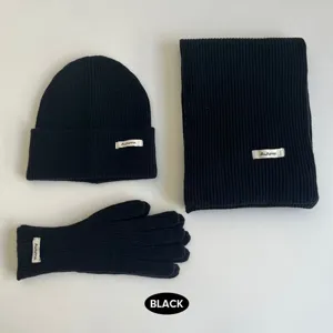 Hiver ensemble bonnet echarpe gants en tricot noir vue de detail, accessoire chaud.