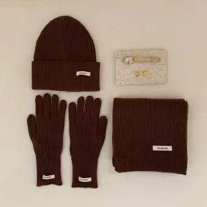 Ensemble trois pieces bonnet gants et echarpe en tricot chaud d'hiver marron uni.